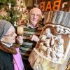 Seit 42 Jahren ist der Holzschnitzer Hans-Joachim Seitfudem in der Weihnachtszeit mit seinen Kunstwerken zu Gast in Würzburg. Lange Jahre war der Künstler, der aus Bad Kohlgrub nahe Oberammergau stammt, mit seinem Stand auf dem Weihnachtsmarkt, bis ihn die Stadt dort „vertrieben“ hat. Nun nutzt er die Winterpause in einem Teil des Cafés DOC an der Kupsch-Passage für eine Ausstellung seiner sakralen aber auch weltlichen Schnitzereien. Zur schönen Tradition gehört es, dass der Künstler eines seiner Werke meistbietend für einen guten Zweck versteigert. Diesmal ist es eine Krippe aus einem einzigen Stamm geschnitzt mit der Heiligen Familie, Ochs, Esel und Lamm. Über den Erlös darf sich wieder einmal Karin Schmid als Leiterin der Selbsthilfegruppe für Alzheimer-Kranke freuen. Seitfudems Schnitzereien sind noch bis zum 15. Januar in Würzburg zu sehen und zu haben.   Fotos: Herbert Kriener Anregungen für „Boulevard Würzburg“ nimmt Autor Herbert Kriener gerne  entgegen: herbert.kriener@mainpost.de