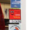 An dem Aufkleber an oder in der Eingangstür sind seit Juli 2015 die "netten Toiletten" in Gerolzhofen zu erkennen. Einheimische und Besucher der Stadt können die stillen Örtchen der beteiligten Gastronomiebetriebe und Geschäfte sowie die öffentlichen WCs kostenlos benutzten, wenn's drückt.