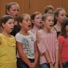 Alleine und gemeinsam mit dem Vororchester stand der Chor der Klassen fünf bis acht auf der Bühne. Alleine und gemeinsam mit dem Vororchester stand der Chor der Klassen fünf bis acht auf der Bühne.