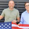 MdB Alexander Hoffmann (links) verabschiedet PPP-Stipendiaten Tobias Becker in die USA.