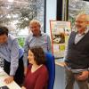Musiktherapeutin Laura Blauth testete den digitalen Kommunikationsassistenten zur Texteingabe mittels Pupillenbewegungen. Beobachter im Hintergrund (von links): Benedikt Keßler, Professor Walter Kullmann, Professor Jürgen Seifert und Professor Esa Ala-Ruona.