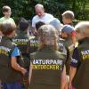 Grundschüler aus Goldbach testen die Entdeckerwesten bei einer Exkursion zum Thema Wiese und Bienen im Naturerlebnisgarten in Kleinostheim. Grundschüler aus Goldbach testen die Entdeckerwesten bei einer Exkursion zum Thema Wiese und Bienen im Naturerlebnisgarten in Kleinostheim.