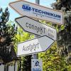 Gewerbepark conneKT in Kitzingen: Seit Ende 2012 ist die Firma Blumquadrat Eigentümer der ehemaligen Harvey-Barracks. Seither hat sich die Entwicklung des gut 70 Hektar großen Geländes stark beschleunigt. Schilder weisen in dem weitläufigen Areal den Weg.