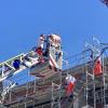 Rettung vom Dach in Münsterschwarzach: Am Dienstag wurde ein Bauarbeiter mit Unterstützung der Feuerwehr von einem Dach auf der Baustelle des Egbert-Gymnasiums gerettet, nachdem er dort einen Kreislaufkollaps erlitten hatte.