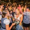 Beim Volkacher Weinfest feiern die Gäste ausgelassen. Beim Volkacher Weinfest feiern die Gäste ausgelassen.
