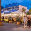 Auf dem Marktplatz in Würzburg werden bei der Weinparade edle Tropfen ausgeschenkt. Auf dem Marktplatz in Würzburg werden bei der Weinparade edle Tropfen ausgeschenkt.