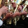 Beim Kirchenburgweinfest in Hüttenheim wird für die Gäste unter anderem Blasmusik gespielt. Beim Kirchenburgweinfest in Hüttenheim wird für die Gäste unter anderem Blasmusik gespielt.