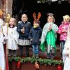 (hop)   Kindergartenkinder hatten am Freitagnachmittag noch Generalprobe für ihren Auftritt bei den Karlstadter Nikolaustagen. Gleichzeitig trafen die Veranstalter die letzten Vorbereitungen und Nikolaus sowie Christkind schlüpften schon mal in ihre Gewänder. Diesmal ist von Freitag bis Sonntag ein vielfältiges Programm an Stationen in der ganzen Altstadt geboten. Das reicht von der Party über die Orgelführung bis zur Gewinnverlosung und Bläsermusik vom Kirchturm.