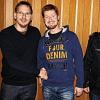 An der Spitze der Feuerwehr Pfaffendorf steht ein Polizeivollzugsbeamter. Bürgermeister Wolfram Thein (links) und Kreisbrandinspektor Peter Hegemann (rechts) gratulierten Christian Storf (Mitte) zu seiner Wahl.