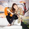 Die Künstlerin Barbara Clear vereint Kunst und Musik. Im der Kolpingakademie gibt sie inmitten einer Ausstellung ihrer Gemälde und Porzellankunst ein Akustik-Konzert.