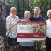 Im Bild (von rechts): Thomas  Höschler (Sparkasse), Axel Demmel (Leitung Kinder- und Jugendfarm), Renate  Zimmermann (Kassenwart Kinder- und Jugendfarm), Uli Lang (Vorsitzende Kinder- und Jugendfarm) und Monika Angst (zweite Vorsitzende  Kinder- und Jugendfarm)