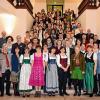 Der Schmitt $?? n Hof von Stefanie Schmitt aus Knetzgau bekommt das Qualitätssiegel für Landerlebnisreisen verliehen. Gruppenfoto im Landwirtschaftsministerium: Die mit dem Qualitätssiegel des Vereins Landerlebnisreisen Bayern zertifizierten Betriebe.