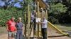 Den Spielplatz in der Leichtackerstraße in Veitshöchheim ertüchtigten Bauhofmitarbeiter mit einer Spielanlage mit Kletterturm, Rutsche, Kletterseilen und Rutschstange.