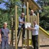 Den Spielplatz in der Leichtackerstraße in Veitshöchheim ertüchtigten Bauhofmitarbeiter mit einer Spielanlage mit Kletterturm, Rutsche, Kletterseilen und Rutschstange.