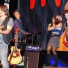 (ee)   Großes Fan-Aufgebot für „Ray Wilson & Band – Genesis Klassik“. Denn die Band kommt bereits seit einigen Jahren, auf Einladung des Kulturamtes, in die Stadthalle. Von Beginn an zog der schottische Sänger die Zuhörer, wie gewohnt, in seinen Bann. Doch Ray Wilson sagt über sich, dass seine Reise trotz der langjährigen Karriere im Musikbusiness erst begonnen habe. So richtet er den Blick vor allem in die Zukunft. Und Haßfurt scheint er zu lieben, denn immer wieder zieht es ihn hierher. Für Haßfurt selbst ist der ehemalige Sänger von „Genesis“ ein Kultur-Highlight erster Klasse. Ray Wilson will das Publikum eben vor Ort sehen, ihm in die Augen blicken, mit ihm spielen und vor allem mit ihm singen. Mit seinen Liedern vermittelt er das Positive des Lebens. Das Publikum lauschte dem weichen Sound seiner eigenen Stücke, und es ging mit bei den altbekannten Songs von „Genesis“. Die Bandmitglieder entführten mit gefühlvollem Instrumenten-Umgang und mit Leidenschaft zur Musik das Publikum in eine andere Welt. So auch Marcin Kajper. Er ist ein Allround-Talent, spielt Gitarre, Querflöte oder Saxofon. Mit seiner Präzision konnte er die Zuhörer immer wieder für sich gewinnen. Als sich das Konzert dann dem Ende zuneigte, war für alle Kenner von Ray Wilson klar: Der verlässt nicht ohne Zugabe die Stadthalle. Und da mittlerweile sich viele Fans am Bühnenrand eingefunden hatten, wurde auch dort getanzt, mitgesungen und bei „Knocking on heavens door“ mitgefühlt. Und es wurde ein letzter Blick auf den Schotten geworfen, der sich dann auch in die Menge begab und fleißig Autogrammwünsche erfüllte.