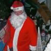 Hingucker: „Oberweihnachtsmann“ Ernst Langert mit seiner Eisbärenfamilie, seit Jahren Blickfang in der Weihnachtsscheune.
