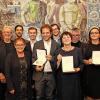 Bei der Verleihung der Kulturmedaillen im Würzburger Ratssaal: (von links) Oberbürgermeister Christian Schuchardt, Shanti Robert (WiMu), Laudator Johannes Engels, Bürgermeisterin Marion Schäfer-Blake, Ronny Neujahr (WiMu), Moritz von Papp (WiMU), Jonas Hermes (WiMu), Johannes Lang (WiMu), Elisabeth Stein-Salomon, Wolfgang Salomon, Ella Bulatova, Kulturreferent Muchtar Al Ghusain, Main-Post-Redakteurin und Laudatorin Regina Krömer.