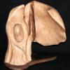 „In jedem Holz versteckt sich ein Engel – es kommt auf dich an, ihn zu finden“, sagt Ursula Summa, die ab 27. November in Arnstein ausstellt.