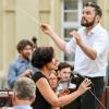 Das Philharmonische Orchester im Rathaushof, es dirigiert Enrico Calesso, Solistin ist Barbara Schöller.