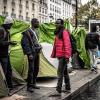 Migranten haben ihre Zelte in Paris aufgebaut. Kaum wird eines der Lager von der Polizei aufgelöst, wächst ein neues nach.