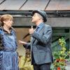 Heide Ackermann (im Bild mit Norbert Heckner) spielte voller Temperament in der Komödie „Ein Garten voll Schlawiner“ im Theater Schweinfurt.