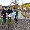 Symbolisches Angießen der neu bepflanzten Beete im Abteigarten von Kloster Bronnbach mit (von links) Landrat Reinhard Frank, Eigenbetriebsleiter Matthias Wagner und Landschaftsgärtner Andreas Oechsner.