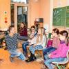 Die BR-Reporter Wolfram Hanke (links) und Jürgen Gläser (knieend) nahmen in der 4. Klasse der Grundschule Euerbach die Nachrichtenthemen der Woche auf, die die Kinder für die Sendung "klaro" recherchiert hatten. Klassenleiterin Sabrina Korn freut sich über das Mitmachen der Kinder.