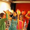 Zum Anfang der Choreographie wird „eingecheckt“. Patrizia Kurz übt dies mit einem der neuen Kinder. Zum Anfang der Choreographie wird „eingecheckt“. Patrizia Kurz übt dies mit einem der neuen Kinder.