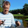 Umweltreferent Manni Wirth zeigt zwei stattliche Krebse, die dieser Tage im Teich in der Wöhrde angesiedelt wurden.