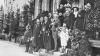 Wein-Tradition verpflichtet. Bei einer großen Vergangenheit ohnehin, auf die die Kitzinger Weinkellerei Meuschel zurückschauen kann: 1903 ernannte Prinzregent Luitpold von Bayern den Betrieb zum „Königlich Bayerischen Hoflieferanten“. Den Titel trägt jetzt auch eine Premiumlinie des Hauses – mit Weinen des extrem sonnenstarken Jahrs 2015, die die Inhaber Christian und Johannes Meuschel jetzt vermarkten. Der Weg in königliche Lieferanten-Höhen war den Wein-Vorfahren der Meuschels nicht eben vorgezeichnet. Pure Geldnot zwang – laut einer Festschrift von 1909 – den Buchbrunner Weinbergsbesitzer Johann Wilhelm Meuschel 1826 dazu, eine Fuhre Wein auswärts zu verkaufen, weil in Franken nichts mehr ging. Es gab schlicht zuviel Wein. Aus der ersten Fuhre, die Fass für Fass bis nach Ostheim in die Rhön ging, wurde ein Weinhandelsgeschäft, das der Sohn 1845 gründete. Das war so erfolgreich, dass der Umzug an einen größeren Standort – Kitzingen – nötig machte. Schließlich verkaufte das Haus nicht nur edle Tropfen anderer Weingüter, sondern auch von eigenen Weinbergen in Kitzingen, Thüngersheim oder der Pfalz. Die Weingroßhandlung Meuschel, die nach zwei Zwischenstationen am heutigen Standort in der Inneren Sulzfelder Straße landete, fiel dem bayerischen Königshaus auf, wurde mit Urkunde vom 10. März 1903 „Königlich Bayerischer Hoflieferant.“ Die Ernennung hängt in der guten Stube der Weinkellerei. Auf ihrer Rückseite klebt noch ein Hinweis, auf den der damalige Meuschel-Chef Wilhelm Meuschel jr. sehr stolz gewesen sein dürfte: „Mit dem K. Hoftitel ist das Recht verbunden, das grosse Königliche Wappen mit Mantel und Ordensketten in der Firma zu führen“, schreibt da der Königliche Obersthofmeister. Damit nicht genug: Am 7. Juni 1909 besucht Prinz Ludwig von Bayern (als Ludwig III. ab 1913 der letzte bayerische König) die Meuschelsche Kellerei – mit rund 300 Menschen im Gefolge. Eine Festschrift vermeldet, dass seine „Kgl. Hoheit“ vor dem 20 000-Liter-Hoflieferanten-Fass im rund elf Meter tiefen Kellergeschoss verharrte, in das die Köpfe der vier Generationen des Herrscherhauses eingeschnitzt waren. Aus dem Fass, das noch existiert und inzwischen als Probierstube dient, ließ sich Ludwig dann noch einen Schoppen vom Repperndorfer Wilhelmsberg ausschenken. Die königliche Weinvergangenheit ziert jetzt vier Bocksbeutel aus dem Hause Meuschel. Riesling, Silvaner, Kerner und Traminer entstammen dem sonnenverwöhnten Jahrgang 2015, der den Tropfen laut Johannes Meuschel teilweise mehr als hundert Grad Oechsle bescherte. Die Idee, den „herausragenden Weinen“ des Jahrgangs ein Namens-Extra mitzugeben, habe Bezirks-Weinbauberater Hermann Mengler bei einer Verkostung ins Spiel gebracht, so Bruder Christian. Das Alleinstellungsmerkmal, das jetzt samt Wittelsbacher Herrscherwappen auf den Flaschen prangt, entstammte dann der Urkunde vom 1903. Ein trocken ausgebauter Silvaner trifft sich im „Königskarton“ mit drei edelsüßen Gewächsen, die Christian Meuschel als „Pralinen“ bezeichnet. Und über allem steht das, was Ur-Ur-Opa Wilhelm seinen Nachkommen Johannes und Christian als Label vermacht hat: „Königlich bayerischer Hoflieferant.“