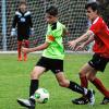 Der Großbardorf Kapitän Benedikt Stuhl (links) lässt den Ball prallen, sein Gegenspieler, Nico Jung von der JFG Grabfeld, greift ins Leere.