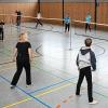 (ka)   Badminton war beim Tag der offenen Tür der Turngemeinde Karlstadt der mit Abstand am gefragteste Workshop. Über 20 Interessierte tummelten sich in der vereinseigenen Halle. Beliebt waren auch die Workshops „Kinderturnen“ und „Tanzturnen“ am Morgen. Beim Tag der offenen Tür hat sich die Turngemeinde als breit aufgestellter Verein mit einem vielseitigen Angebot präsentiert. Dafür stehen auch die anderen Workshops in Nordic Walking, Judo, Step-Aerobic, Rückenfit, Faszien in Balance, Boxen, Spiralmuskeltraining, Fit und Beweglich sowie Yoga. Hier war die Teilnehmerzahl mit vier bis zehn zwar meist eher gering, über den Tag verteilt kamen aber über 100 Interessenten vorbei und der über 400 Mitglieder starke Verein konnte sich sogar über ein Neumitglied freuen. Neben der Präsentation des auf den Breitensport ausgerichteten Angebots wollte die Turngemeinde mit dem Tag der offenen Tür auch den immer wieder vorkommenden Verwechslungen mit dem TSV Karlstadt vorbeugen.