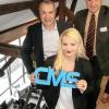 Mit dem Einzug des Unternehmens Cross Media Solutions (CMS) ist ein weiterer Baustein zur Wiederbelebung der Bürgerbräu abgeschlossen. Am Samstag feierte die Geschäftsführung mit Geschäftspartnern, Kunden und Wegbegleitern den Abschluss des Umzuges von der Alfred-Nobel-Straße in die ehemalige Flaschenfüllerei an der Frankfurter Straße. Die Räume wurden modern, aber unter Wahrung der alten Strukturen von Architekt Roland Breunig gestaltet. „Vater“ des Unternehmens ist Rudolf Krieger (im Bild hinten rechts), ehemaliges Vorstandsmitglied von Stürtz. Er hatte als damaliger Bereichsleiter mit der Ausgliederung eines Teils der früheren Druckvorstufe als eigene Organisation die Mitarbeiter vor der Insolvenz gerettet und die Grundlage für die Zukunft eines innovativen Unternehmens gelegt, das von 2006 bis 2013 seinen Sitz in der Beethovenstraße hatte. Krieger ist auch heute noch als Seniorpartner mit in der Geschäftsführung. Für das operative Geschäft zuständig sind Konstantin Amrehn (links), als Lithograf und Drucker ein „Urgestein aus der schwarzen Kunst“, und die Mediengestalterin Sylvia Soosaar. Mit 15 fest angestellten und sieben freien Mitarbeitern bedient CMS drei Geschäftsfelder in der Medienlandschaft von der Konzeption von Publikationen, über Erstellung von Text und Bild bis hin zu Strategie und Marketingberatung. Zum einen ist CMS Hauptdienstleister für Schulbuchverlage in Berlin, Hamburg und Braunschweig. Als zweites Standbein neu aufgebaut wurde die publizistische Zuarbeit für Ministerien in München wie etwa aktuell die Gestaltung von Broschüren für Integration. Drittes Standbein sind Publikationen für Fremdenverkehrsregionen. Weitere Geschäftsfelder sind in Vorbereitung. Foto: Herbert Kriener