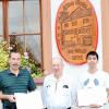 Manfred Buerfeind mit Sohn Mark und Enkel Michael vor dem Gasthof Goldener Stern. Dort ist die Familie während der Besuche in Lauda seit Jahrzehnten beherbergt.