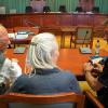 Andreas Lösche (rechts), Bruder der 28-jährigen ermordeten Tramperin Sophia, sitzt neben seinen Eltern im Landgericht Bayreuth zum Prozessbeginn gegen den mutmaßlichen Mörder.