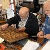 Einen besonderen Jahreskalender für 2017 in Eigenregie fertigen: Dieses Angebot macht die Druckwerkstatt der  Disharmonie. Die Anleitung geben erfahrene Drucker und Setzer, darunter Willy Denzer (Gochsheim) und Werner Enke (rechts).