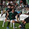 Torschütze zum 2:0 und ein Wühler wie in jungen Tagen: Adam Jabiri (grün) setzt sich durch gegen die Burghausener Felix Bachschmid (links) und Andreas Scheidl.