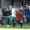 Der Fladunger Sebastian Weiss (links) deckt den Ball erfolgreich gegen Unsleben/Wollbachs Kapitän Thomas Dietz ab. Ebenso erfolgreich waren die Bayern, die sich mit 1:0 beim Titelfavoriten durchsetzten.