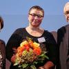 Am Donnerstag wurde die erste Vorsitzende des Vereins Freundeskreis Asyl Hofheim, Christina „Chris“ Bendig (Mitte), von der bayerischen Sozialministerin Emilia Müller ausgezeichnet. Sie nahm die Ehrung stellvertretend für alle Helfer des Freundeskreises entgegen. Rechts: der unterfränkische Regierungspräsident Paul beinhofer.