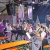 Mit Märschen und Polkas unterhielt die Musikkapelle Hendungen unter der Leitung von Adrian Blümm das Publikum im Festzelt.