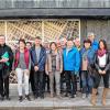 (DS) Eine Informationsfahrt führte die Kirchenverwaltung und den Pfarrgemeinderat der Pfarrei St. Bonifatius gemeinsam mit Pfarrer Frank Mathiowetz nach Meiningen. Ihr erster Besuch galt der Pfarrkirche St. Marien, das von 1967 bis 1972 unter schwierigsten Verhältnissen in der DDR-Zeit erbaut wurde. In dem modernen Kirchenbau befinden sich zahlreiche Fenster mit biblischen Szenen vom Künstler Christoph Grüner aus Schönebeck. Auch der mit speziellen Batik-Verfahren hergestellte Kreuzweg beeindruckte die Mitglieder der kirchlichen Gremien aus Wollbach. Ein besonderes Kunstwerk stellt der künstlerisch eindrucksvolle Altar mit dem brennenden Dornbusch dar. Weitere interessante Gebäude, wie die evangelische Stadtkirche am Marktplatz, das Schloss Elisabethenburg und die seit 1998/99 zum Theatermuseum umgebaute ehemalige Herzogliche Reithalle besichtigten die Wollbacher ebenfalls. Berichte über die großartige Zeit des Theaters, den angrenzenden Englischen Garten und Anekdoten über die Zeit in Meiningen vor der Wende machten die Stadtführung zu einem Erlebnis.