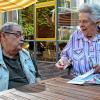 Auf der Terrasse von St. Thekla kommt Edeltrud Hohmann mit Jürgen Götz ins Gespräch. Der besucht seinen Vater, der in dem Heim lebt.