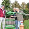 Eine 70 Jahre alte Mostpresse hat Willi Meyer (von links) mit Manfred Werner und Roland Schmitt aufgestellt.