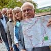 Regionale Vertreter des Bundes Naturschutzes werben für einen Nationalpark im Spessart: Im Bild (von rechts) der stellvertretende Landesvorsitzende Sebastian Schönauer aus Rothenbuch und weiter Dagmar Förster, Kreisvorsitzende des BN im Landkreis Aschaffenburg, Michael Kunkel, Waldexperte des BN im Spessart, Erwin Scheiner, Kreisvorsitzender des BN im Landkreis Main-Spessart, und Dr. Steffen Scharrer, Kreisvorsitzender des BN im Landkreis Miltenberg. Schönauer hält eine Landkarte, in die der Umriss des Spessarts rot eingezeichnet ist. Ein grünes Quadrat rechts daneben signalisiert die Mindestgröße von 10 000 Hektar, die im Vergleich dazu ein Nationalpark hätte.