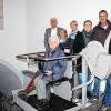 Rechtzeitig zum Start des Herbstprogramms des Kulturvereins Giebelstadt wurde der Plattformlift mit „Testfahrerin“ Elisabeth Krämer im Kartoffelkeller in Betrieb genommen. An der Umsetzung haben mitgewirkt (von links) Bürgermeister Helmut Krämer, die Behindertenbeauftragten Anke Roesch und Elisabeth Beetz, die Seniorenbeauftragte Karin Krämer, Bautechniker Stefan Schirm und Norbert Klemm.