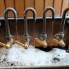 Seltenheitswert: Die kupfernen Schwanenhals-Hähne des Gärbottichs sind etwas Besonderes im Dorfbrauhaus. Gerade fließt der malzgetränkartige „Wirz“ in den Bottich.