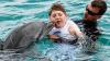Tommi mit Physiotherapeut Matthias Treu und Delfin Kanoa bei seiner mittlerweile achten Delfintherapie auf der Karibikinsel Curaçao in der Lagune des Therapiezentrums.
