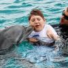 Tommi mit Physiotherapeut Matthias Treu und Delfin Kanoa bei seiner mittlerweile achten Delfintherapie auf der Karibikinsel Curaçao in der Lagune des Therapiezentrums.