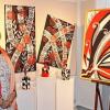 Ausstellungseröffnung von Christel Krüger in der Galerie „das auge“ in Lauda (von links): Norbert Gleich, Vorsitzender des Kunstkreises Lauda-Königshofen, Künstlerin Christel Krüger und die Gitarristin Verena Kossowski, die die Vernissage musikalisch begleitete.