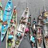 Bei Panelas herrscht reges Treiben am Heck der „Hanseatic“, wo es zum unterhaltsamen Tauschhandel kommt.